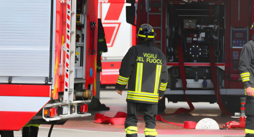 Incendio in Via Inganni a Milano: 18 persone intossicate dopo il rogo di un ascensore esterno